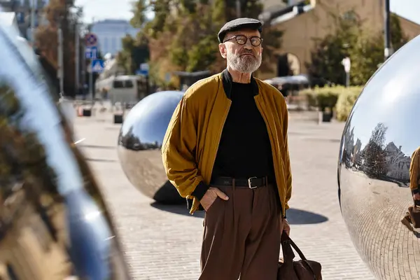 Strolling through a vibrant city, an attractive senior man embodies modern fashion. — Stock Photo