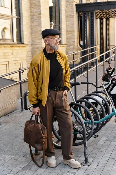 A senior man walks through a vibrant city, exuding charm and elegance in his trendy outfit. — Stock Photo