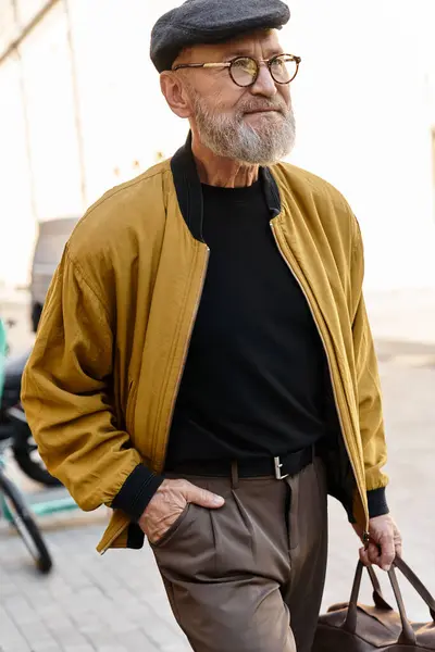 A dapper senior man walks through a bustling city, exuding charm and confidence. — Stock Photo