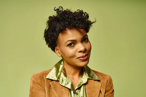 A chic African American woman poses confidently, showcasing her style and natural beauty. — Stock Photo
