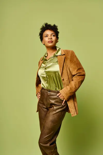A stylish African American woman stands confidently in trendy attire, exuding chic elegance. — Stock Photo