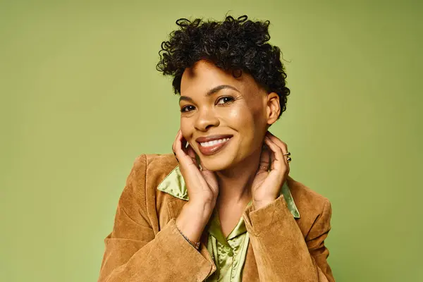 Chic African American woman poses gracefully, showing off her outfit and radiant smile. — Stock Photo