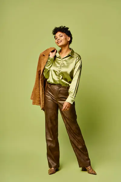 A beautiful african american woman stands gracefully, showcasing her trendy outfit with confidence. — Stock Photo