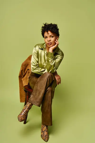 African American woman confidently showcases her trendy style and charm in fashionable attire. — Stock Photo