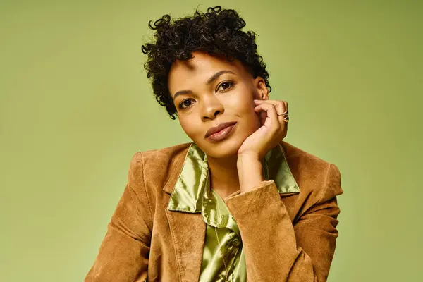 Chic and fashionable woman showcases her trendy style while confidently posing for a portrait — Stock Photo