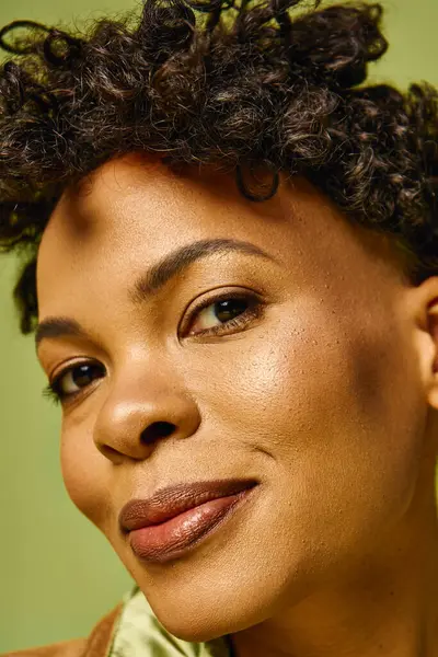 A graceful African American woman smiles, showcasing her chic style and radiant skin. — Stock Photo