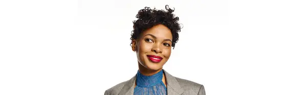 Confident african american woman models contemporary fashion with unique style and charm. — Stock Photo