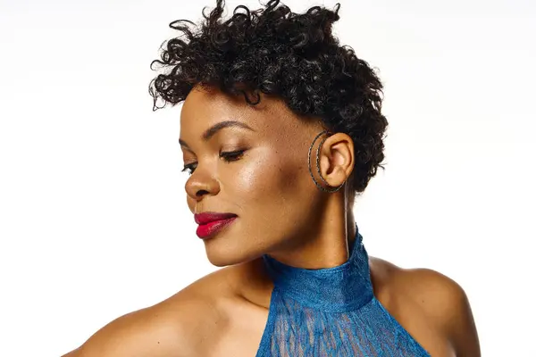 A stylish African American woman poses confidently, exuding grace in her chic outfit. — Stock Photo