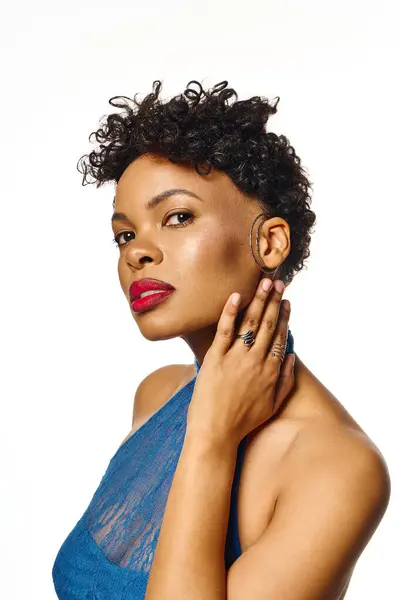 In a chic blue outfit, a stunning African American woman exudes confidence and style. — Stock Photo