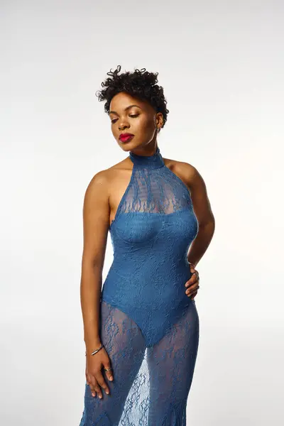 A confident African American woman poses elegantly in trendy attire, radiating style. — Stock Photo