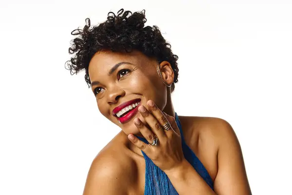 A confident African American woman smiles joyfully, radiating style and charm. — Stock Photo