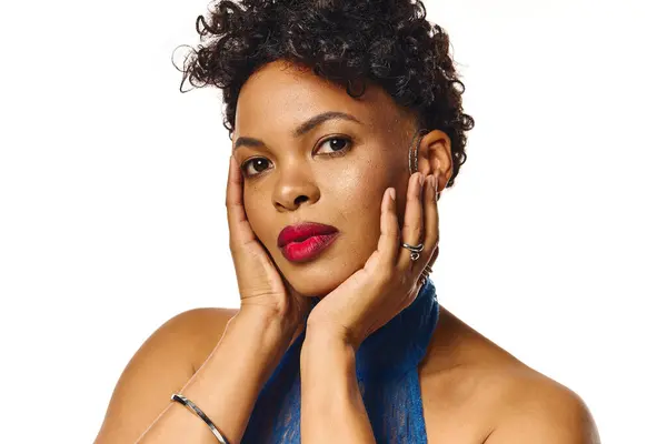 A stylish African American woman displays elegance with a captivating pose. — Stock Photo