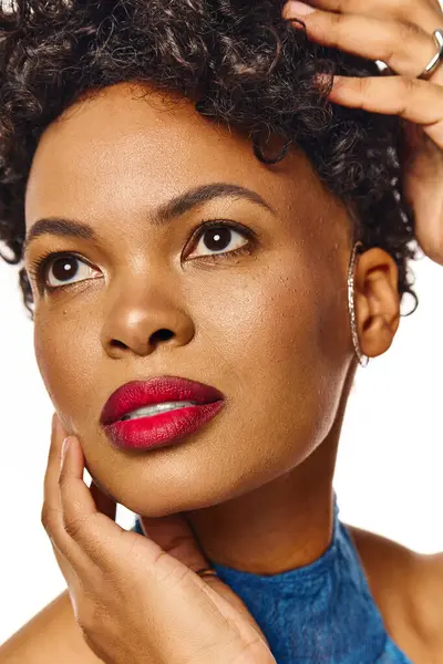 A fashionable african american woman showcases her beauty while playfully posing with confidence. — Stock Photo
