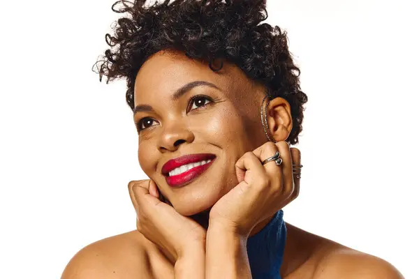 A beautiful african american woman showcases her trendy style, exuding confidence and charm. — Stock Photo