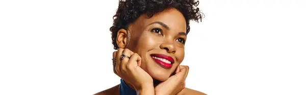 A fashionable african american woman poses elegantly with a bright smile and stylish outfit. — Stock Photo