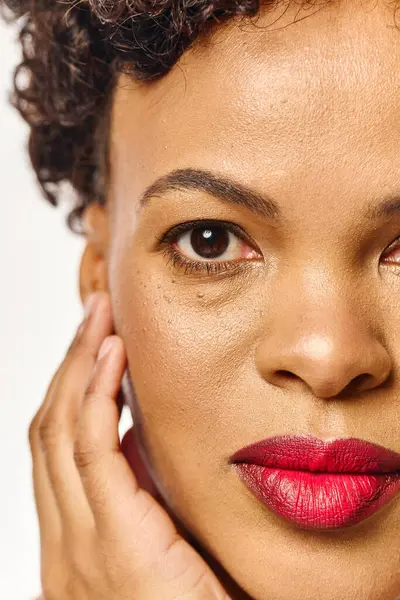 A stunning African American woman poses confidently, showcasing her chic style and beauty. — Stock Photo