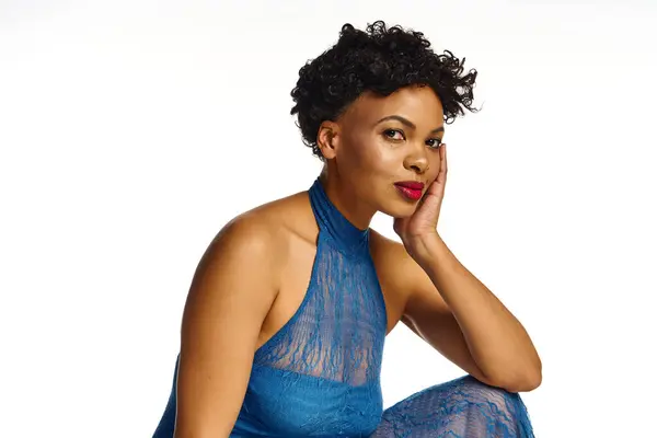 Stunning African American woman poses gracefully, showing confidence and style in a vibrant space. — Stock Photo