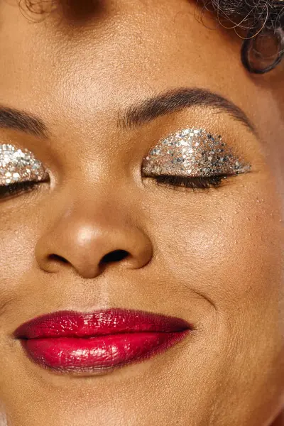 A stunning african american woman showcases glamorous makeup with shimmering eyelids and bold lips. — Stock Photo