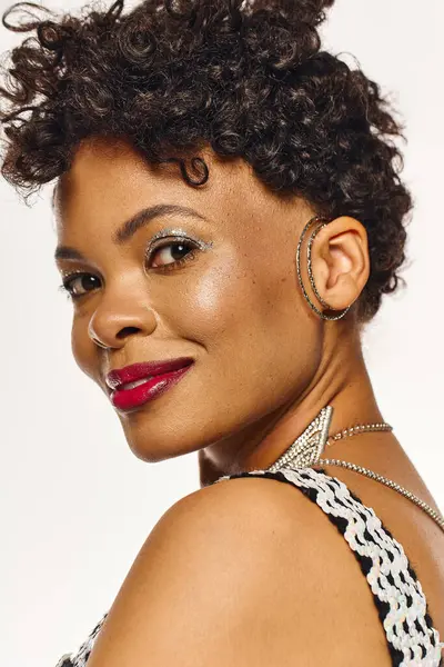 This confident African American woman poses in stylish, trendy attire. — Stock Photo