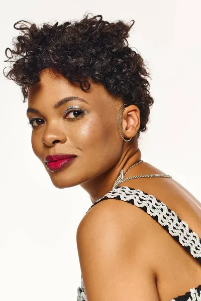 A confident African American woman poses elegantly, showcasing her trendy style and natural beauty. — Stock Photo