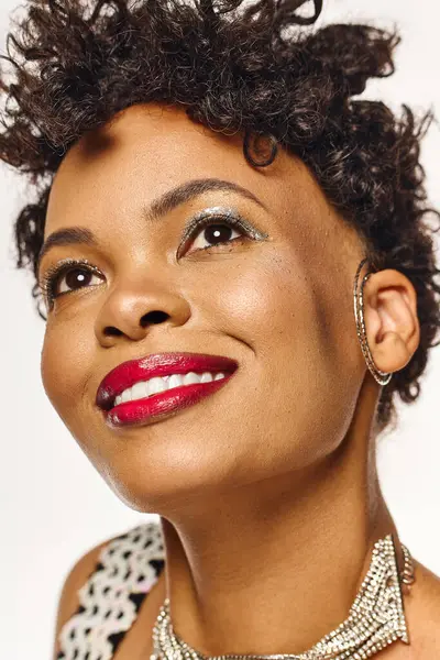 A fashionable African American woman beams with confidence, flaunting contemporary style and charm. — Stock Photo