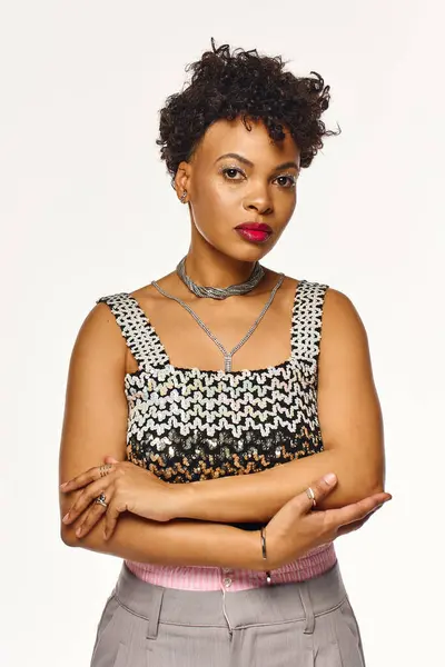 Trendy African American woman poses confidently in her modern, vibrant outfit. — Stock Photo