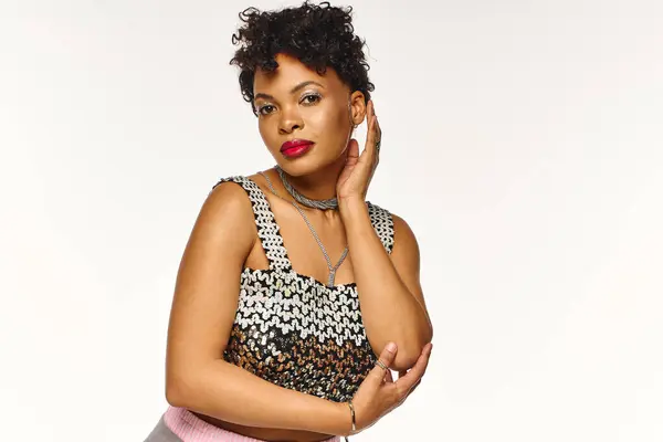 Chic african american woman confidently poses in trendy outfit with striking colors and accessories — Stock Photo