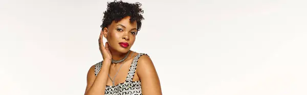 This stunning woman embodies modern fashion, exuding confidence and charm with grace. — Stock Photo