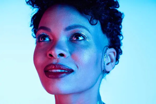A fashionable african american woman gazes upward, showcasing her radiant style and unique beauty. — Stock Photo