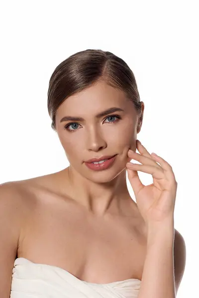 Stylish woman exudes confidence and beauty with a captivating expression against a clean backdrop. — Stock Photo