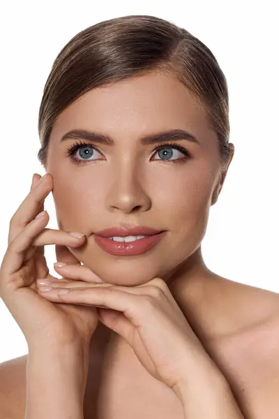 A young woman showcases her beauty with a chic pose and elegant expression, radiating confidence. — Stock Photo