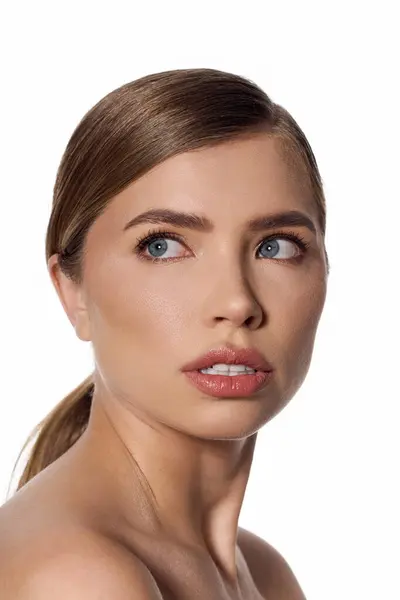 A young beautiful woman exudes confidence and style, highlighting contemporary elegance and grace. — Stock Photo