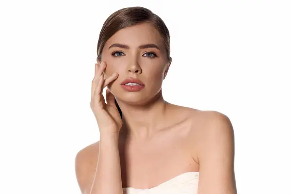 A stylish woman exudes confidence and grace with a soft expression and fashion forward look — Stock Photo