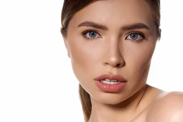 A chic and beautiful woman gazes confidently towards the camera, embodying elegance and grace — Stock Photo