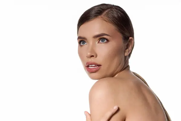 Charming young woman flaunts her elegance and style, captivating onlookers with her confidence. — Stock Photo