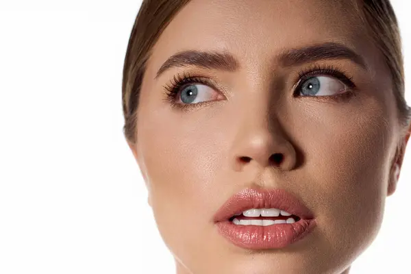 Striking young woman exudes elegance and charm with a stylish look and thoughtful expression. — Stock Photo