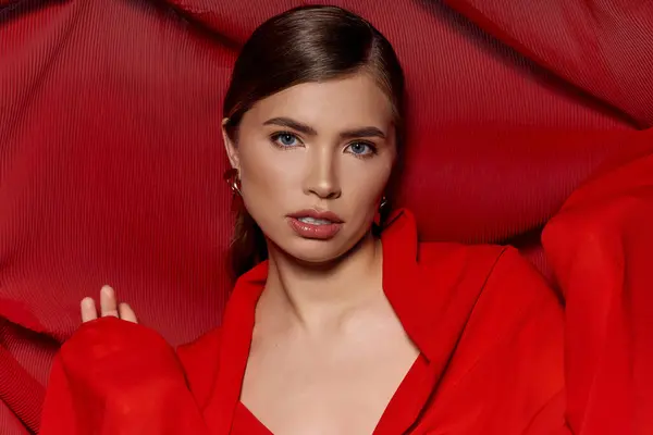 Mujer joven elegante muestra su belleza y estilo con maquillaje llamativo y atuendo elegante. — Stock Photo