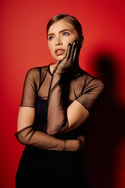 Femme chic avec une expression serrée porte une tenue noire élégante, soulignant l'élégance et la grâce. — Photo de stock