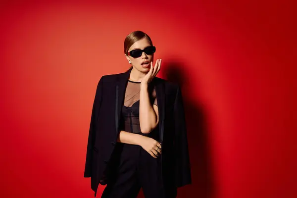 Uma jovem, bela mulher posa elegantemente com confiança, mostrando seu senso de moda chique. — Fotografia de Stock
