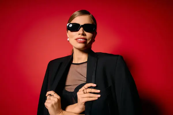 Stylish young woman radiates confidence in modern clothes and trendy, colorful sunglasses. — Stock Photo