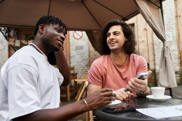 Um casal amoroso desfruta de uma conversa deliciosa durante sua data em um aconchegante café ao ar livre. — Fotografia de Stock