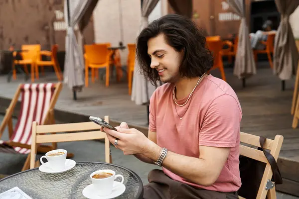 Handsome man drinks coffee while enjoying a lovely cafe atmosphere. — Stock Photo