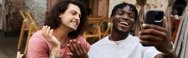 Two handsome partners savor a joyful moment as they capture memories during their intimate date. — Stock Photo