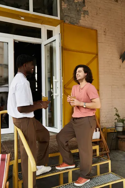 A happy couple shares drinks and heartfelt conversation at a charming outdoor cafe. — Stock Photo