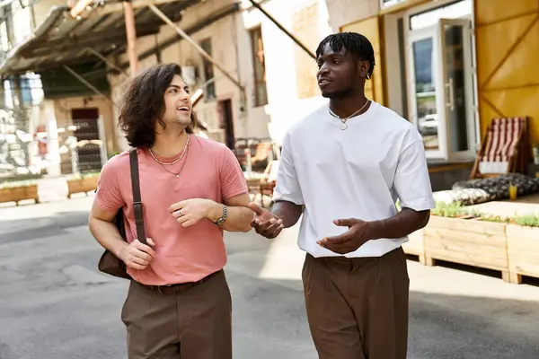 Una pareja gay cariñosa comparte risas y afecto mientras disfruta del café en un encantador entorno de cafetería. - foto de stock