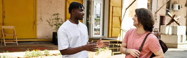 Zwei liebevolle Menschen teilen Lachen und Gespräche bei ihrem besonderen Date in einem gemütlichen Café. — Stockfoto