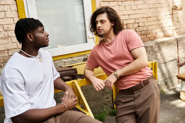 Two handsome men enjoy a heartfelt conversation at a cafe, surrounded by warmth and laughter. — Stock Photo