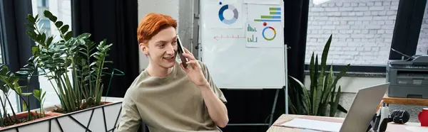 Яскраво освітлений офіс із зображенням молодого чоловіка з червоним волоссям, який кваліфікує телефонний дзвінок. — Stock Photo