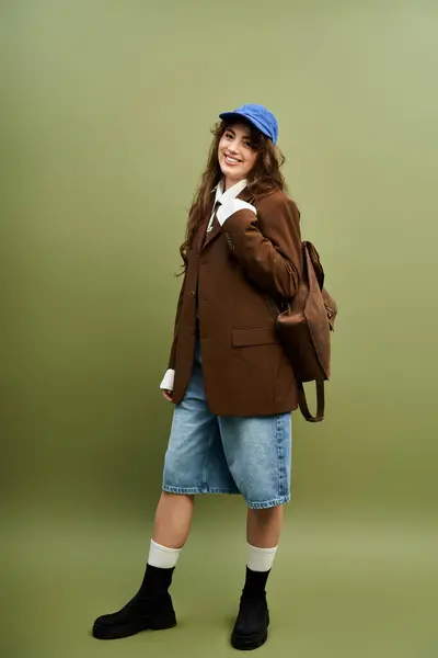 Charming woman in a stylish outfit exudes confidence in a vibrant atmosphere. — Stock Photo