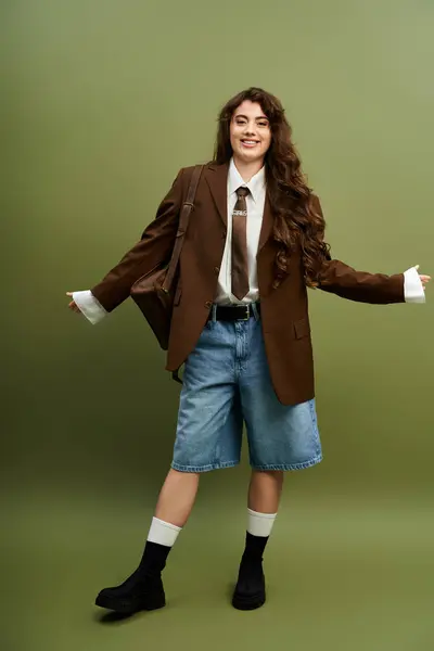 Mujer joven vibrante muestra su estilo único con un traje elegante y accesorios de moda. - foto de stock